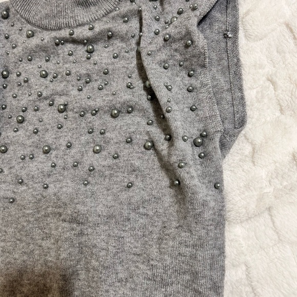 Gray Sleeveless Sweater with Beaded Design - Picture 4 of 7